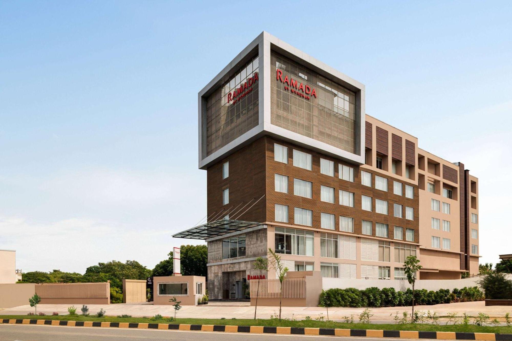 מלון Ramada By Wyndham Gorakhpur Gorakhnath Mandir Road מראה חיצוני תמונה
